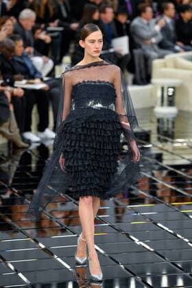 (170124) -- PARIS, Jan. 24, 2017 -- A model presents a creation during the Chanel Haute Couture Spring Summer 2017 fashion collection in Paris, France on Jan. 24, 2017. ) (zhf) FRANCE-PARIS-FASHION-CHANEL ChenxYichen 