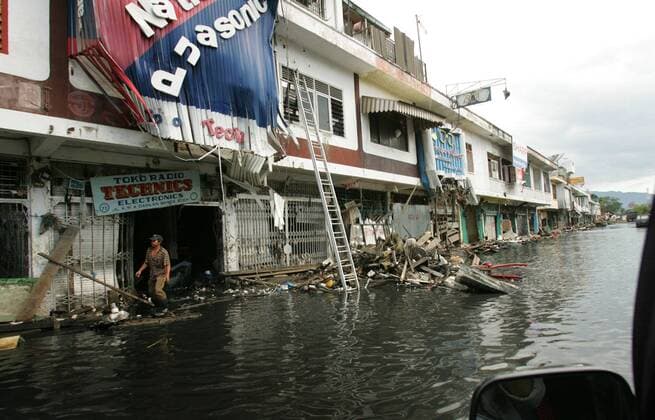 Jan 01, 2006; Banda Aceh, INDONESIA; TSUNAMI: AFTERMATH. Flooded streets and destroyed storefronts in Banda Aceh following the December 26th tsunami that swept through the town killing thousands and leaving a huge swath of destruction More than 250,000 people died in 11 nations after a devastating tsunami struck South Asia on December 26th 2004. The seismic wave resulted from a 9.0 magnitude quake just off the coast of the Indonesian island of Sumatra early Dec 25th, 2004. It set off huge waves that reached as far as Africa. Mandatory - ZUMAg58_ 20060101_cob_g58_745 Copyright: xKarlxGroblx