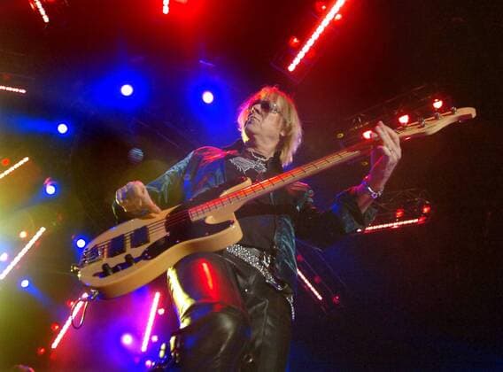 Feb. 9, 2006 - Oakland, CA, USA - Aerosmith s bass player Tom Hamilton during their concert at the Oakland Arena in Oakland, California, on Wednesday, February 8, 2006. (Doug Duran Contra Costa Times KRT) - ZUMAm67_ 20060209_baf_m67_005 Copyright: xDougxDuranx