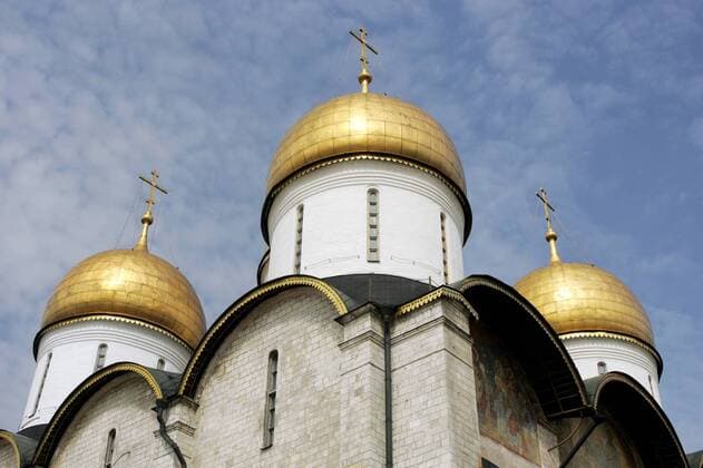 23.07.2005, Moskau, RUS, Russland - Die Kuppeln der Uspenski Kathedrale. Die Uspenski Kathedrale im Kreml ist die groesste Kirche im Kreml und die historisch bedeutendste Kathedrale in Moskau. (Uspenski Kathedrale, Aussenansicht, Gebaeude, Architektur, Stil, Baustil, Bauweise, golden, Kathedrale, Kirche, Kreml, Kreuz, Kreuze, Kuppel, Kuppeldach, Kuppeldaecher, Mariae- Entschlafens- Kathedrale, russisch, russische, russischer, russisch-orthodoxe Kirche, Religion, Sehenswuerdigkeit, Wahrzeichen, Tourismus, Reise, Urlaub, Osteuropa, Uspenskij Sobor, digital, QF, Gebäude, Kuppeldächer, Mariä- Entschlafens- Kathedrale, Sehenswürdigkeit) 00S050723D014.JPG MODEL RELEASE: YES MR:Y