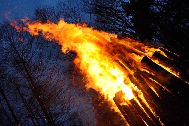 20.01.2007, Wandlitz, Brandenburg, DEU - Symbolfoto, Lagerfeuer. (aussen, Aussenaufnahme, Energie, Feuer, Feuerstelle, Flammen, Holz, Lagerfeuer, verbrennen, Waermeproduktion, Aeste, Brand, brennen, brennend, Brennholz, Brennstelle, Brennstoff, Element, Flamme, Funken, gefaehrlich, Gefahr, gelb, gluehen, Glut, heiss, Hitze, Holzfeuer, Holzscheite, lodern, lodernd, orange, Qualm, Rauch, rot, Scheite, Symbol, Symbolik, symbolisch, Waerme, waermend, warm, Daemmerung, Blaue Stunde, abends, Abend, Festbrennstoff, Feuerholz, gemuetlich, Gemuetlichkeit, heizen, Luftverschmutzung, Luftverunreinigung, Oekologie, Umwelt, Verbrennung, Rohstoff, regenerativ, alternativ, Bio-Energie, Bioenergie, Energiegewinnung, Alternativenergie, Biobrennstoff, CO2, CO2-Ausstoss, Holzfeuerung, oekologisch, Osterfeuer, Brauch, Brauchtum, HF, Wärmeproduktion, Äste, gefährlich, glühen, Wärme, wärmend, Dämmerung, gemüt MR:Y