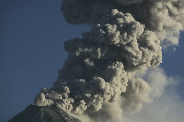 Vulkan Colima in Mexiko spuckt Asche View of a column of ashes coming out from Mexican volcano Colima , seen from Carrizalillos village, in Mexico, 25 January 2017. Mexican authorities announced that since October 2016 Colima started an explosive activity period, which has generated close to two kilometers height of clouds of ashes. MEXICAN VOLCANO COLIMA CONTINUES ACTIVE !ACHTUNG: NUR REDAKTIONELLE NUTZUNG!  MEX03 20170125-636209624483869486
