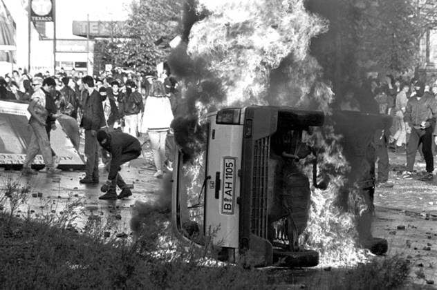 Berlin - 1. Mai 1989 Während und nach der revolutionären 1. Mai-Demo kam es in den Bezirken Kreuzberg und Neukölln zu schweren Ausschreitungen Das Foto zeigt ein brennendes Auto und Vermummte.