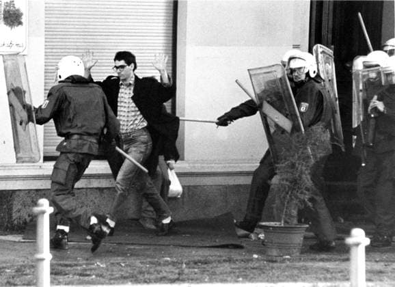 Berlin - 1. Mai 1989 Während und nach der revolutionären 1. Mai-Demo kam es in den Bezirken Kreuzberg und Neukölln zu schweren Ausschreitungen