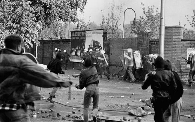 Berlin - 1. Mai 1989 Während und nach der revolutionären 1. Mai-Demo kam es in den Bezirken Kreuzberg und Neukölln zu schweren Ausschreitungen