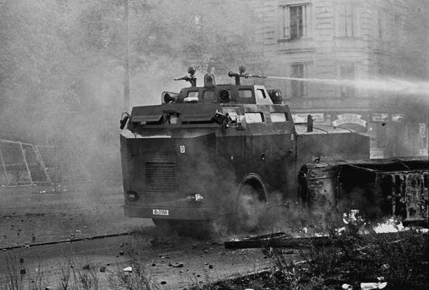 Berlin - 1. Mai 1989 Während und nach der revolutionären 1. Mai-Demo kam es in den Bezirken Kreuzberg und Neukölln zu schweren Ausschreitungen Das Foto zeigt einen Wasserwerfereinsatz am Lausitzer Platz