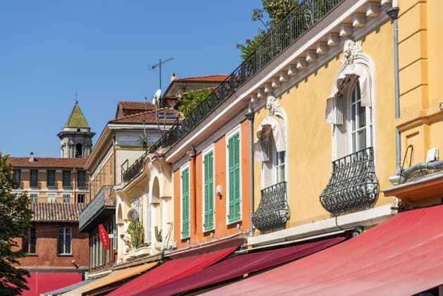 Bunte Fassaden am Blumenmarkt in Nizza, Cote d Azur, Frankreich
