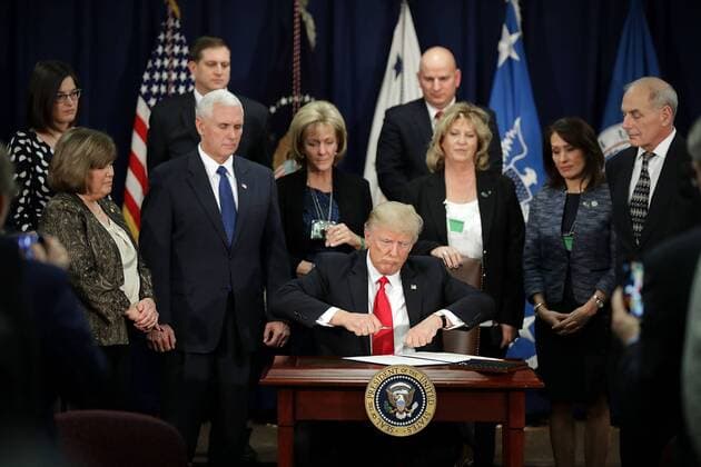 US-Präsident Trump erlässt Dekret für Mauerbau an Grenze zu Mexiko U.S. President Donald Trump (C) signs four executive orders during a visit to the Department of Homeland Security with Vice President Mike Pence, Homeland Security Secretary John Kelly and other officials January 25, 2017 in Washington, DC. Trump signed four executive orders related to domestic security and to begin the process of building a wall along the U.S.-Mexico border. Pool photo by Chip Somodevilla  WAX20170125202 CHIPxSOMODEVILLA