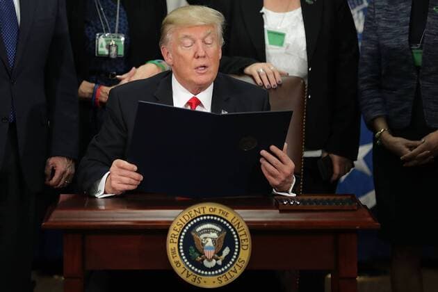 US-Präsident Trump erlässt Dekret für Mauerbau an Grenze zu Mexiko U.S. President Donald Trump (C) reads from one of the four executive orders he signed during a visit to the Department of Homeland Security January 25, 2017 in Washington, DC. Trump signed four executive orders related to domestic security and to begin the process of building a wall along the U.S.-Mexico border. Pool photo by Chip Somodevilla  WAX20170125203 CHIPxSOMODEVILLA