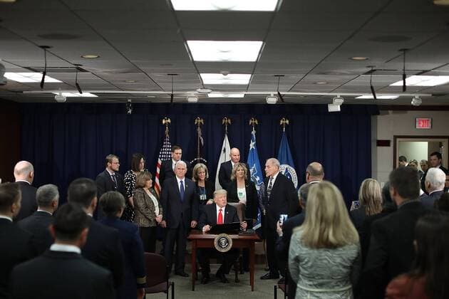 US-Präsident Trump erlässt Dekret für Mauerbau an Grenze zu Mexiko U.S. President Donald Trump (C) signs four executive orders during a visit to the Department of Homeland Security with Vice President Mike Pence, Homeland Security Secretary John Kelly and other officials January 25, 2017 in Washington, DC. Trump signed four executive orders related to domestic security and to begin the process of building a wall along the U.S.-Mexico border. Pool photo by Chip Somodevilla  WAX20170125205 CHIPxSOMODEVILLA