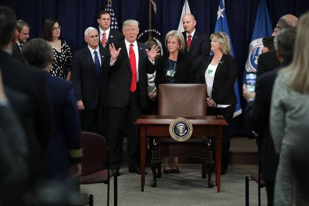 US-Präsident Trump erlässt Dekret für Mauerbau an Grenze zu Mexiko U.S. President Donald Trump makes very brief remarks before signing two executive orders at the Department of Homeland Security and other officials January 25, 2017 in Washington, DC. Trump signed two executive orders related to domestic security and to begin the process of building a wall along the U.S.-Mexico border. Pool photo by Chip Somodevilla  WAX20170125206 CHIPxSOMODEVILLA