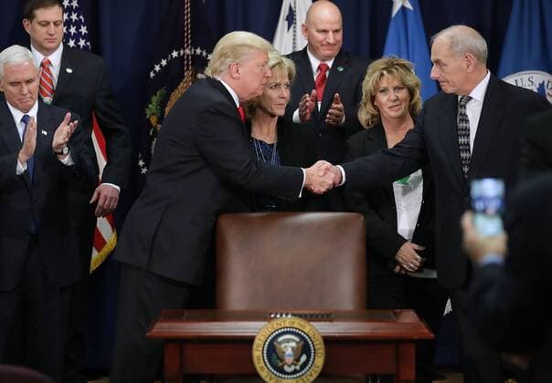 US-Präsident Trump erlässt Dekret für Mauerbau an Grenze zu Mexiko U.S. President Donald Trump (C) shakes hands with Homeland Security Secretary John Kelly before signing executive orders at the Department of Homeland Security January 25, 2017 in Washington, DC. Trump signed four executive orders related to domestic security and to begin the process of building a wall along the U.S.-Mexico border. Pool photo by Chip Somodevilla  WAX20170125207 CHIPxSOMODEVILLA