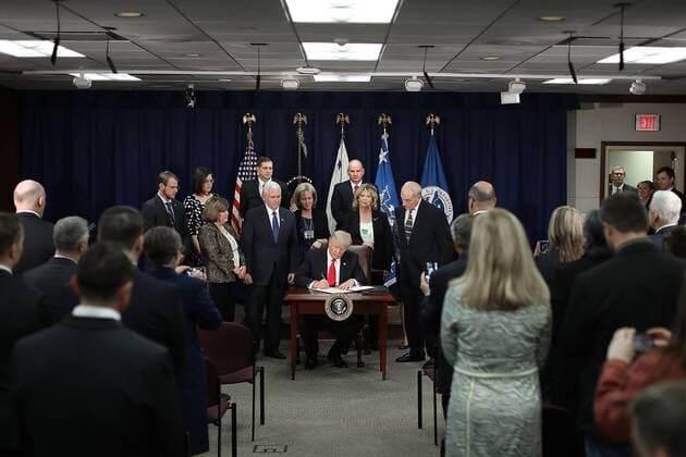 US-Präsident Trump erlässt Dekret für Mauerbau an Grenze zu Mexiko U.S. President Donald Trump (C) signs four executive orders during a visit to the Department of Homeland Security with Vice President Mike Pence, Homeland Security Secretary John Kelly and other officials January 25, 2017 in Washington, DC. Trump signed four executive orders related to domestic security and to begin the process of building a wall along the U.S.-Mexico border. Pool photo by Chip Somodevilla  WAX20170125209 CHIPxSOMODEVILLA