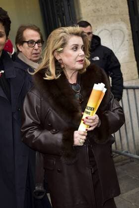 Catherine Deneuve CELEBRITES : Ankunft Modenschau - JP Gaultier - Paris - 25 01 2017 JBAutissier Panoramic 