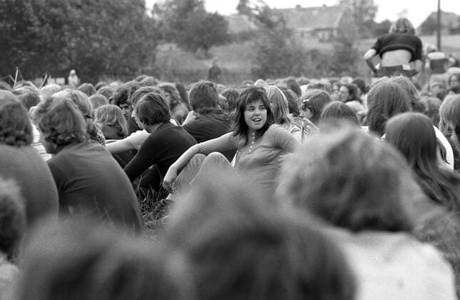 15.07.1972, Klein Wanzleben, Magdeburg, Deutsche Demokratische Republik (DDR) - Menschen auf einem Open-Air Konzert der Puhdys. (QF, europäisch, gedrängt) 00S720715N005.JPG MODEL RELEASE: NO, PROPERTY RELEASE: NO MR:N