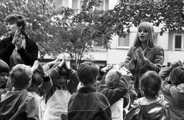 18.05.1983, Berlin, Deutsche Demokratische Republik (DDR) - Kindergartenkinder spielen mit ihren Erziehern im Freien. (QF, europäisch, Kindertagesstätte, Kindergärtnerin, Pädagogin, Mädchen, Aktivität) 00S830518A020.JPG MODEL RELEASE: NO, PROPERTY RELEASE: NO MR:N