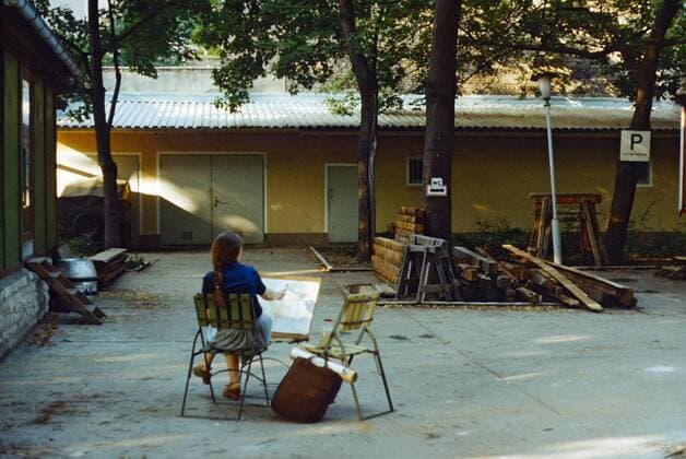 08.07.1985, Berlin, Deutsche Demokratische Republik, DDR - Eine Frau malt ein Bild im leeren Prater Garten, dem aeltesten Biergarten Berlins. (QF, europäisch, Gebäude, Künstlerin, künstlerisch) 0SX850000D028.JPG MODEL RELEASE: NO, PROPERTY RELEASE: NO MR:N
