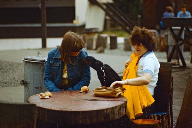 31.07.1985, Berlin, Deutsche Demokratische Republik, DDR - Frauen essen eine Currywurst beim Imbiss Konnopke an der Schoenhauser Allee im Bezirk Pankow. (QF, europäisch, Ernährung, Schönhauser Allee, Brötchen) 0SX850000D050.JPG MODEL RELEASE: NO, PROPERTY RELEASE: NO MR:N