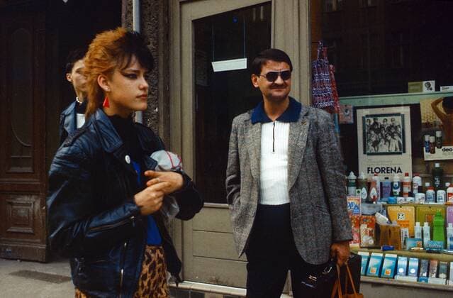 13.09.1985, Berlin, Deutsche Demokratische Republik, DDR - Mann und Punkerin im Portrait. (QF, europäisch, Bürger, Gespräch, Porträt) 0SX850000D087.JPG MODEL RELEASE: NO, PROPERTY RELEASE: NO MR:N