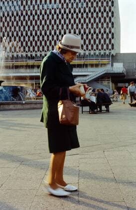 02.10.1985, Berlin, Deutsche Demokratische Republik (DDR) - Alte Frau schaut auf dem Alexanderplatz in ihre Geldboerse. (HF, europäisch, Pensionärin, Ruheständlerin, Geldbörse) 0SX850000D215.JPG MODEL RELEASE: NO, PROPERTY RELEASE: NO MR:N