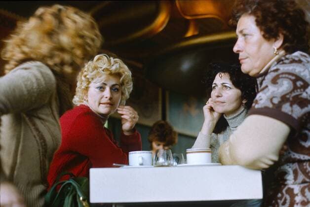 22.09.1985, Berlin, Deutsche Demokratische Republik (DDR) - Frauen unterhalten sich bei einer Tasse Kaffee im Szenecafe Tute. (QF, europäisch, Porträt, Gespräch, Kaffekränzchen) 0SX850000D240.JPG MODEL RELEASE: NO, PROPERTY RELEASE: NO MR:N