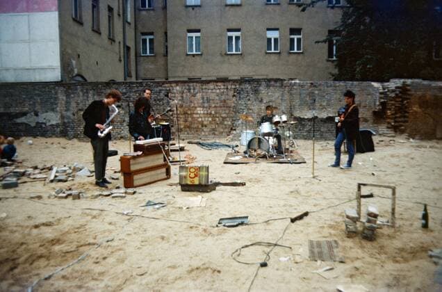18.05.1985, Berlin, Deutsche Demokratische Republik (DDR) - Privat organisiertes Punkkonzert im Hirschhof, Oderberger Strasse. (QF, europäisch, Aktivität, Aufführung, Männer) 0SX850000D251.JPG MODEL RELEASE: NO, PROPERTY RELEASE: NO MR:N