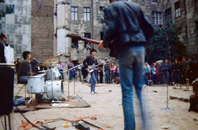 18.05.1985, Berlin, Deutsche Demokratische Republik (DDR) - Privat organisiertes Punkkonzert im Hirschhof, Oderberger Strasse. (QF, europäisch, Aktivität, Aufführung, Männer, Zuhörer) 0SX850000D252.JPG MODEL RELEASE: NO, PROPERTY RELEASE: NO MR:N