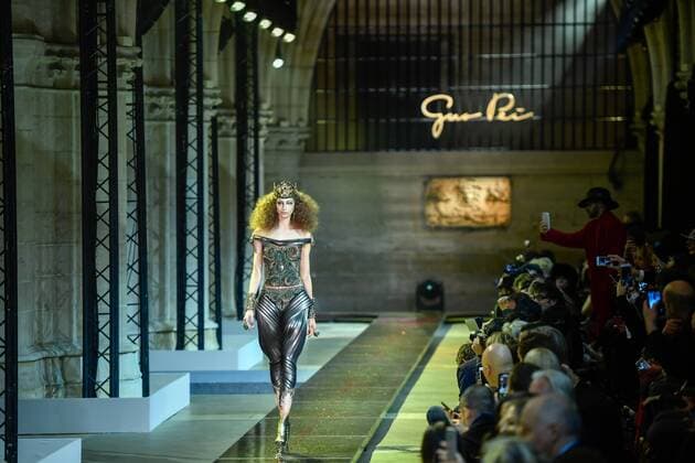 (170126) -- PARIS, Jan. 25, 2017 -- A model presents a creation of Guo Pei s Haute Couture Spring and Summer 2017 fashion collection in Paris, France on Jan. 25, 2017. ) (zjy) FRANCE-PARIS-FASHION WEEK-GUO PEI ChenxYichen 