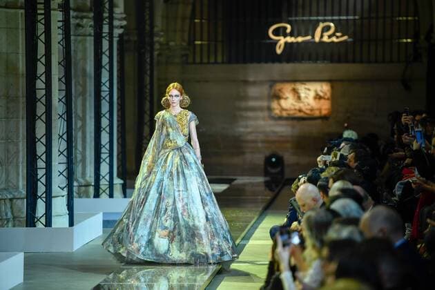 (170126) -- PARIS, Jan. 25, 2017 -- A model presents a creation of Guo Pei s Haute Couture Spring and Summer 2017 fashion collection in Paris, France on Jan. 25, 2017. ) (zjy) FRANCE-PARIS-FASHION WEEK-GUO PEI ChenxYichen 