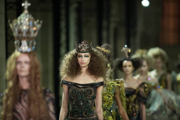 (170126) -- PARIS, Jan. 25, 2017 -- Models present creations of Guo Pei s Haute Couture Spring and Summer 2017 fashion collection in Paris, France on Jan. 25, 2017. ) (zjy) FRANCE-PARIS-FASHION WEEK-GUO PEI ChenxYichen 