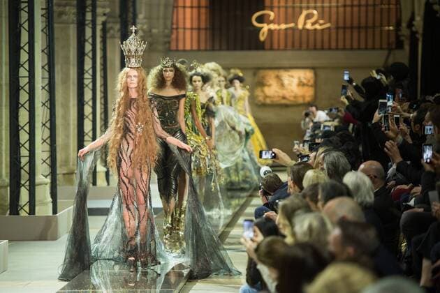(170126) -- PARIS, Jan. 25, 2017 -- Models present creations of Guo Pei s Haute Couture Spring and Summer 2017 fashion collection in Paris, France on Jan. 25, 2017. ) (zjy) FRANCE-PARIS-FASHION WEEK-GUO PEI ChenxYichen 