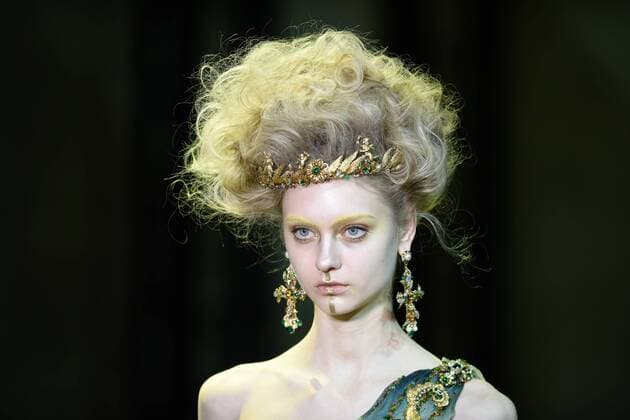 (170126) -- PARIS, Jan. 25, 2017 -- A model presents a creation of Guo Pei s Haute Couture Spring and Summer 2017 fashion collection in Paris, France on Jan. 25, 2017. ) (zjy) FRANCE-PARIS-FASHION WEEK-GUO PEI ChenxYichen 