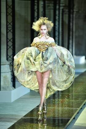 (170126) -- PARIS, Jan. 25, 2017 -- A model presents a creation of Guo Pei s Haute Couture Spring and Summer 2017 fashion collection in Paris, France on Jan. 25, 2017. ) (zjy) FRANCE-PARIS-FASHION WEEK-GUO PEI ChenxYichen 