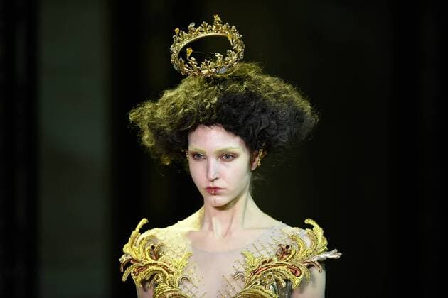 (170126) -- PARIS, Jan. 25, 2017 -- A model presents a creation of Guo Pei s Haute Couture Spring and Summer 2017 fashion collection in Paris, France on Jan. 25, 2017. ) (zjy) FRANCE-PARIS-FASHION WEEK-GUO PEI ChenxYichen 