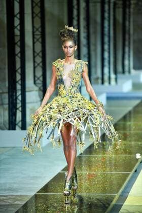 (170126) -- PARIS, Jan. 25, 2017 -- A model presents a creation of Guo Pei s Haute Couture Spring and Summer 2017 fashion collection in Paris, France on Jan. 25, 2017. ) (zjy) FRANCE-PARIS-FASHION WEEK-GUO PEI ChenxYichen 