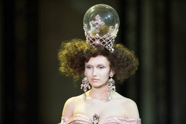 (170126) -- PARIS, Jan. 25, 2017 -- A model presents a creation of Guo Pei s Haute Couture Spring and Summer 2017 fashion collection in Paris, France on Jan. 25, 2017. ) (zjy) FRANCE-PARIS-FASHION WEEK-GUO PEI ChenxYichen 