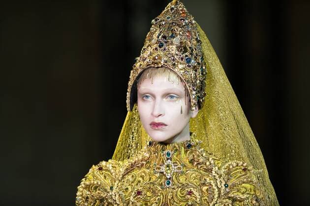 (170126) -- PARIS, Jan. 25, 2017 -- A model presents a creation of Guo Pei s Haute Couture Spring and Summer 2017 fashion collection in Paris, France on Jan. 25, 2017. ) (zjy) FRANCE-PARIS-FASHION WEEK-GUO PEI ChenxYichen 