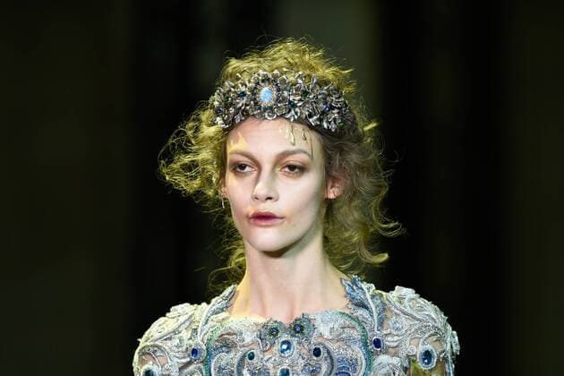 (170126) -- PARIS, Jan. 25, 2017 -- A model presents a creation of Guo Pei s Haute Couture Spring and Summer 2017 fashion collection in Paris, France on Jan. 25, 2017. ) (zjy) FRANCE-PARIS-FASHION WEEK-GUO PEI ChenxYichen 