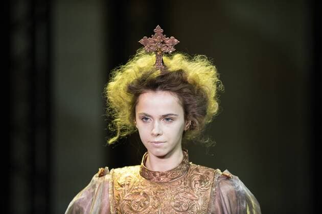(170126) -- PARIS, Jan. 25, 2017 -- A model presents a creation of Guo Pei s Haute Couture Spring and Summer 2017 fashion collection in Paris, France on Jan. 25, 2017. ) (zjy) FRANCE-PARIS-FASHION WEEK-GUO PEI ChenxYichen 