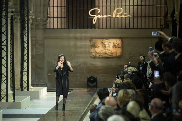 (170126) -- PARIS, Jan. 25, 2017 -- Fashion designer Guo Pei greets to the audiences during the fashion week in Paris, France on Jan. 25, 2017. ) (zjy) FRANCE-PARIS-FASHION WEEK-GUO PEI ChenxYichen 