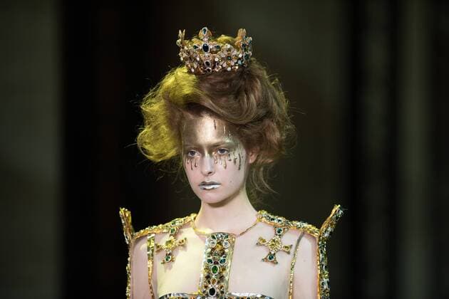 (170126) -- PARIS, Jan. 25, 2017 -- A model presents a creation of Guo Pei s Haute Couture Spring and Summer 2017 fashion collection in Paris, France on Jan. 25, 2017. ) (zjy) FRANCE-PARIS-FASHION WEEK-GUO PEI ChenxYichen 