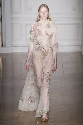 215072 Marineau Starface 2017-01-25 Paris France Paris Fashion week. Defile Haute Couture Printemps ete 2017. Valentino. Paris Fashion week. Defile Haute Couture Spring Summer 2017. Valentino. Valentino , Couture, spring-summer 2017 Paris, France Editorial use only _sans_perso  Copyright: xMarineaux STAR_215072_036