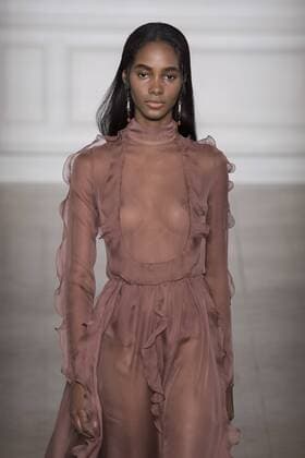 215072 Marineau Starface 2017-01-25 Paris France Paris Fashion week. Defile Haute Couture Printemps ete 2017. Valentino. Paris Fashion week. Defile Haute Couture Spring Summer 2017. Valentino. Valentino , Couture, spring-summer 2017 Paris, France Editorial use only _sans_perso  Copyright: xMarineaux STAR_215072_054