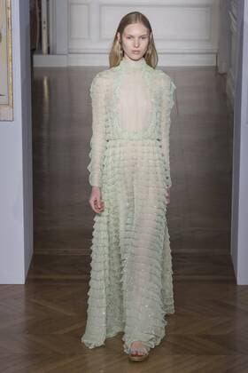 215072 Marineau Starface 2017-01-25 Paris France Paris Fashion week. Defile Haute Couture Printemps ete 2017. Valentino. Paris Fashion week. Defile Haute Couture Spring Summer 2017. Valentino. Valentino , Couture, spring-summer 2017 Paris, France Editorial use only _sans_perso  Copyright: xMarineaux STAR_215072_059