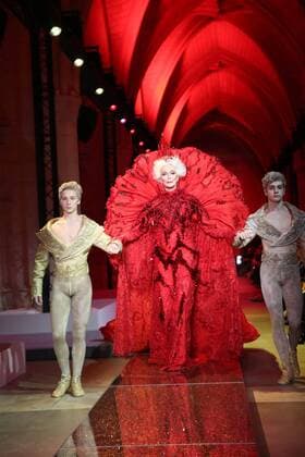 Haute Couture Guo Pei - Carmen Dell Orefice ( 85 Ans) MODE : Fashion Week - Guo Pei- 25 01 2017 StephaneChemin Panoramic 