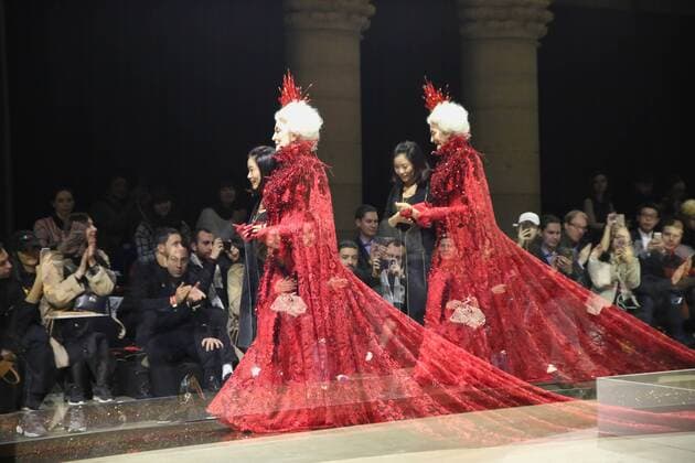 Haute Couture Guo Pei - Carmen Dell Orefice MODE : Fashion Week - Guo Pei- 25 01 2017 StephaneChemin Panoramic 