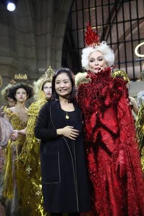 Haute Couture Guo Pei - Carmen Dell Orefice ( 85 Ans) MODE : Fashion Week - Guo Pei- 25 01 2017 StephaneChemin Panoramic 