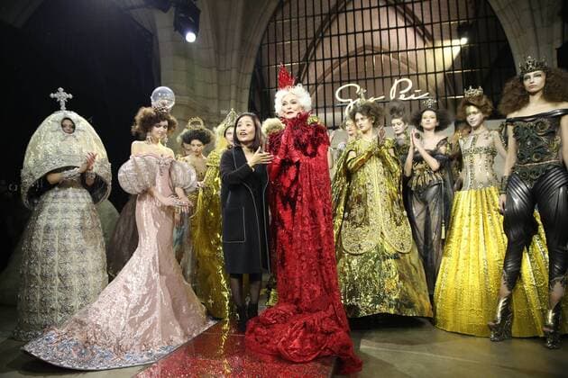 Haute Couture Guo Pei - Carmen Dell Orefice ( 85 Ans) MODE : Fashion Week - Guo Pei- 25 01 2017 StephaneChemin Panoramic 
