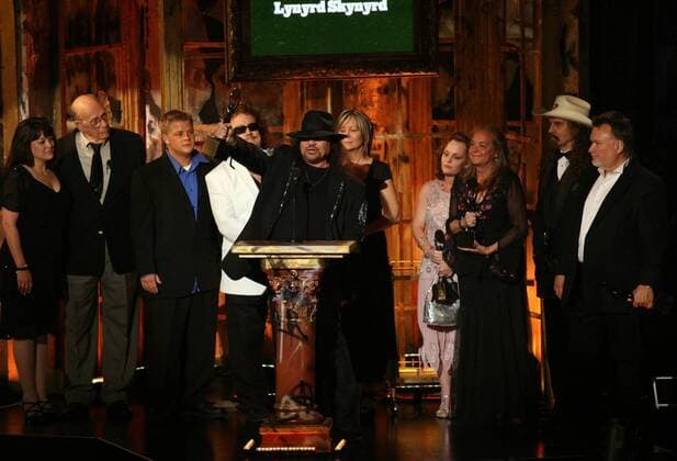 Mar 13, 2006; New York, NY, USA; Inductees (L - R) Billy Powell (white jacket), Gary Rossington, at the podium, Artimus Pyle, and Ed King of Lynyrd Skynyrd, and family members of deceased band mates, during the 2006 Rock and Roll Hall of Fame induction ceremony. The 21st annunal 2006 Rock and Roll Hall of Fame induction ceremony took place at the Waldorf-Astoria Hotel in New York City. This year s inductees included Black Sabbath, Blondie, Miles Davis, Lynyrd Skynyrd, and the Sex Pistols. Mandatory - ZUMAc37_ 20060313_sha_c37_588 Copyright: xAngelxChevresttx