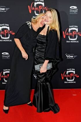 Premiere: Tanz der Vampire - Das Musical . Autorin Gaby Hauptmann und Valeska Hauptmann anläßlich der Premiere des Musicals Tanz der Vampire am 26.01.2017 im Stage Apollo Theater Stuttgart.